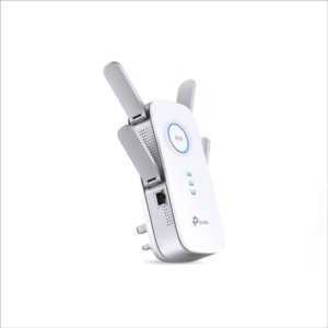 TP-Link RE650 AC2600: تقویت‌کننده وای‌فای حرفه‌ای برای خانه و دفتر اگر به دنبال یک راه حل مطمئن برای افزایش پوشش وای‌فای در خانه یا دفتر خود هستید، TP-Link RE650 AC2600 گزینه‌ای ایده‌آل است. این دستگاه با بهره‌گیری از فناوری‌های پیشرفته بی‌سیم، سیگنال را در فضای وسیع بهبود می‌بخشد و نقاط کور شبکه را از بین می‌برد. سرعت ترکیبی 2600Mbps (800Mbps در باند 2.4GHz و 1733Mbps در باند 5GHz) تجربه‌ای روان و بدون تأخیر برای وب‌گردی، استریم ویدئوهای 4K و بازی‌های آنلاین ارائه می‌دهد. RE650 دارای چهار آنتن خارجی ثابت و فناوری Beamforming است که سیگنال را به سمت دستگاه‌های متصل هدایت می‌کند و کیفیت اتصال را به‌طور محسوسی افزایش می‌دهد. این ویژگی باعث کاهش تداخل و ناپایداری شبکه می‌شود و به خصوص در خانه‌های بزرگ یا دفاتر با موانع فیزیکی متعدد کاربرد دارد. علاوه بر این، تکنولوژی MU-MIMO امکان ارسال داده به چندین دستگاه به‌صورت همزمان را فراهم می‌کند تا سرعت و عملکرد شبکه برای همه کاربران بهینه شود. برای دستگاه‌هایی که نیاز به اتصال سیمی دارند، یک پورت گیگابیتی Ethernet روی RE650 تعبیه شده است. با استفاده از این پورت می‌توانید دستگاه‌هایی مانند تلویزیون هوشمند، کنسول بازی یا رایانه رومیزی را با سرعت بالا و پایداری بیشتر به شبکه متصل کنید. این قابلیت به ویژه برای کاربردهایی که حساس به تأخیر هستند، مانند بازی آنلاین یا تماس‌های ویدیویی، اهمیت دارد. راه‌اندازی و مدیریت RE650 بسیار ساده است. با فشردن دکمه WPS روی دستگاه و روتر، اتصال بی‌سیم به سرعت برقرار می‌شود. همچنین با استفاده از اپلیکیشن TP-Link Tether می‌توانید به راحتی تنظیمات پیشرفته را اعمال کنید، وضعیت دستگاه را مشاهده کرده و شبکه را مدیریت کنید. این ویژگی نصب و استفاده از دستگاه را برای همه کاربران، حتی افرادی که تجربه فنی زیادی ندارند، آسان می‌کند. مشخصات فنی TP-Link RE650 AC2600 ویژگی توضیحات استاندارد وای‌فای Wi-Fi 5 (802.11ac) باندهای فرکانسی 2.4GHz و 5GHz سرعت انتقال داده 2.4GHz: تا 800Mbps 5GHz: تا 1733Mbps (سرعت ترکیبی ≈ 2600Mbps) تعداد آنتن ۴ عدد آنتن خارجی ثابت پورت‌ها ۱ × Gigabit Ethernet (RJ45) تکنولوژی‌ها MU-MIMO (4×4)، Beamforming مدیریت اپلیکیشن TP-Link Tether (iOS و Android) حالت‌های کاری Range Extender، Access Point امنیت بی‌سیم WPA/WPA2-PSK ابعاد 163 × 86 × 40 میلی‌متر مصرف انرژی حداکثر 12 وات دمای کاری ۰ تا ۴۰ درجه سانتی‌گراد وزن تقریباً ۲۸۰ گرم